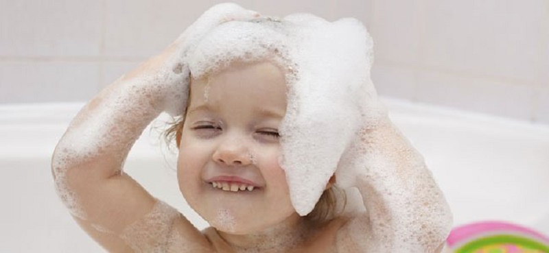 How to apply shampoo properly with children?
